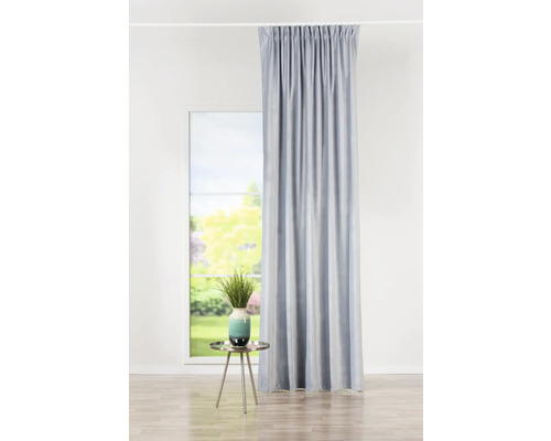 Cortină în fața unei ferestre, cu o măsuță laterală și o vază în cameră.