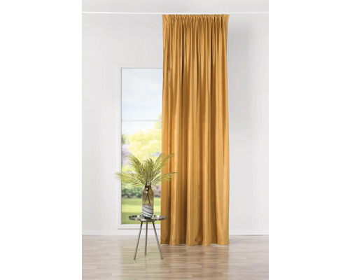 Cortină și măsuță laterală cu decorațiuni într-o cameră luminoasă.