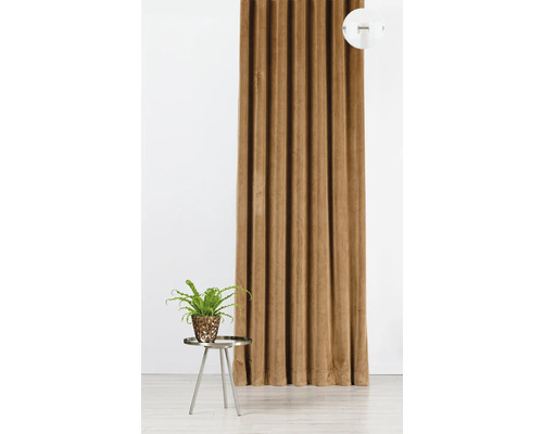 Șaluri decorative din material textil lângă planta de interior pe o măsuță laterală