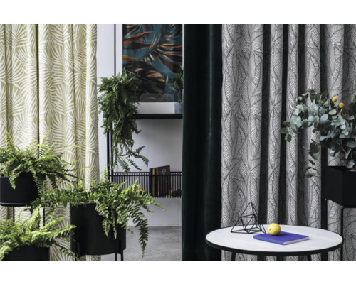 Scenă decorativă cu perdele cu model, plante și măsuță laterală
