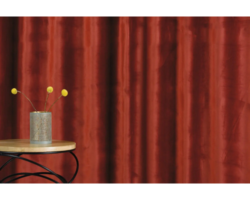 Material decorativ drapat ca o cortină lângă o măsuță cu o vază cu flori