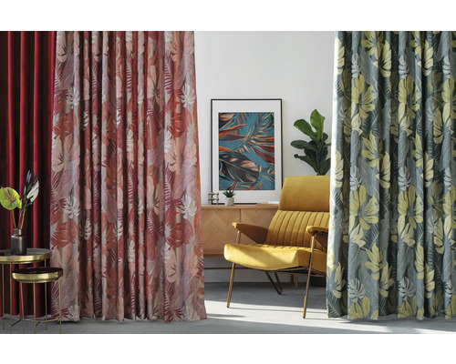 Cameră de zi cu perdele cu model, fotoliu și decorațiuni