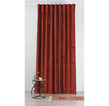 Cortină decorativă din material textil lângă o măsuță laterală