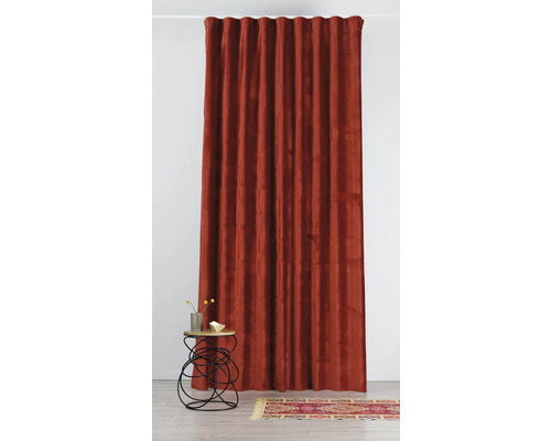 Cortină decorativă din material textil lângă o măsuță laterală