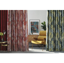 Living decorativ cu perdele cu model, fotoliu și decorațiuni