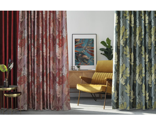 Living decorativ cu perdele cu model, fotoliu și decorațiuni