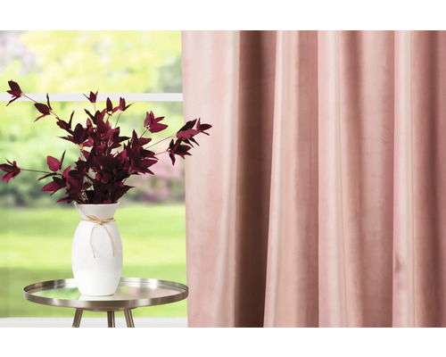 Aranjament decorativ cu perdea, masă și vază