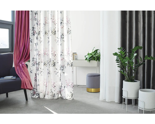 Cameră de zi cu perdele din diverse materiale și modele, completată de plante și scaune