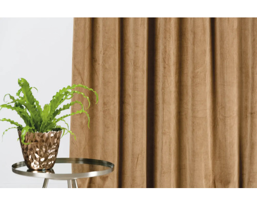 Scenă decorativă cu plantă la ghiveci pe o măsuță laterală în fața unei perdele