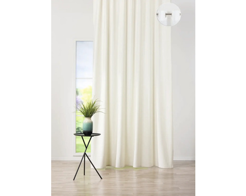 Cortină bej în fața unei ferestre și o vază cu flori pe o măsuță