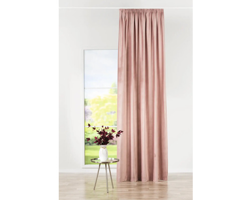 Perdea în fața ferestrei cu măsuță laterală și vază cu flori