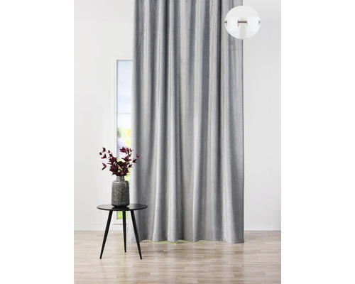 Perdea decorativă în fața unei ferestre cu o măsuță și o vază