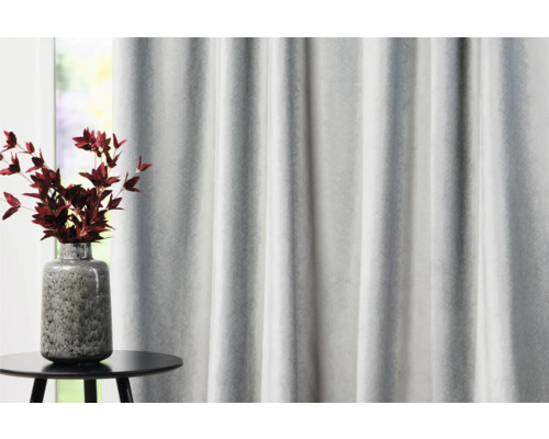 Cortină decorativă lângă o masă cu o vază cu flori