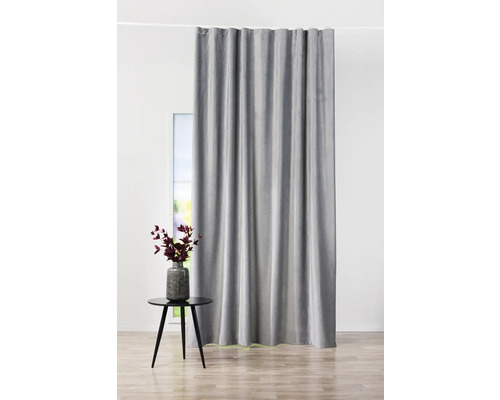 Cortină în fața ferestrei cu o masă mică și o vază cu flori