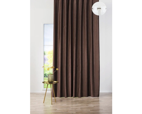 Cortină maro în interior