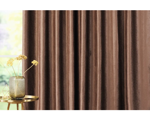 Perdea decorativă în camera de zi cu aranjament floral