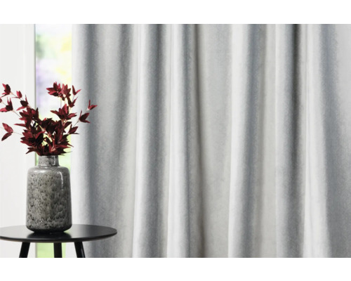 Perdea decorativă cu vază de flori pe o măsuță