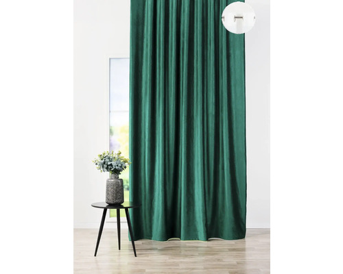 Cortină decorativă verde lângă o masă cu o vază cu flori.