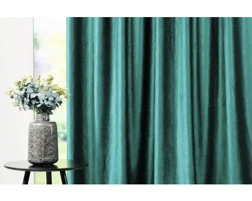 Atmosferă decorativă de locuit cu perdea și vază de flori pe masă