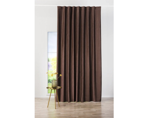 Cortină maro în fața unei ferestre