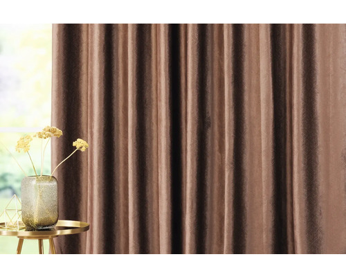 Șaluri decorative în fața ferestrei cu masă și vază de flori