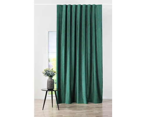 Vedere a unei perdele verzi în fața unei ferestre și a unei mese cu o vază cu flori