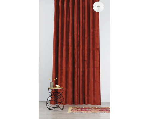 Cortină decorativă de catifea bordo într-un interior cu măsuță laterală și covor