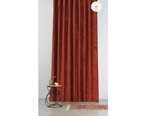 Cortină roșie decorativă în interior