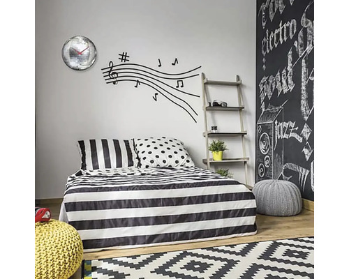 Dormitor cu lenjerie de pat cu model în dungi, autocolant de perete cu note muzicale și ceas de perete cu bile cu oglinzi