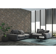 Living modern cu perete de piatră, canapea, covor și jaluzele