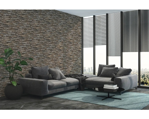 Living modern cu perete de piatră, canapea, covor și jaluzele