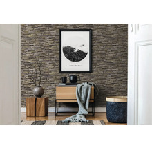 Cameră de zi cu tapet aspect de piatră, dulap din lemn și elemente decorative