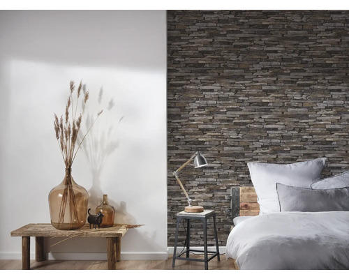 Dormitor cu tapet de perete din piatră, masă din lemn și decorațiuni