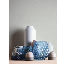 Aranjament de diverse vaze decorative din sticlă și ceramică