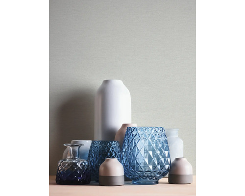 Aranjament de diverse vaze decorative din sticlă și ceramică