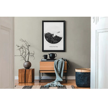 Ambianță decorativă de living cu comodă, tablou, coș și ceainic
