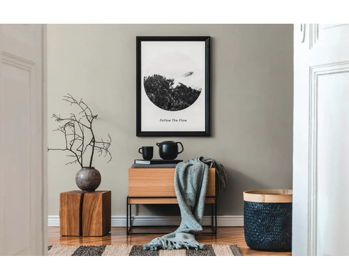 Ambianță decorativă de living cu comodă, tablou, coș și ceainic