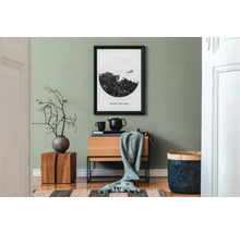 Cameră de zi cu mobilier din lemn, decorațiuni și imagine înrămată pe perete