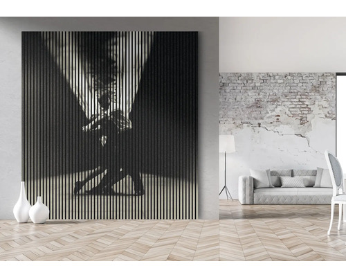 Imaginea unei camere cu un panou din lemn care prezintă o pereche de dansatori