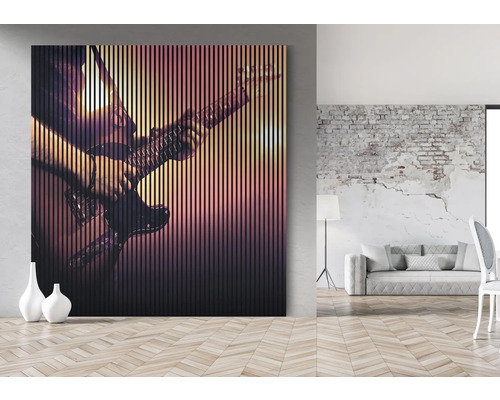 Panou decorativ cu motiv de chitară în camera de zi