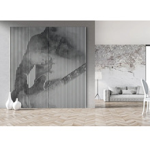 Perete decorativ cu model abstract cu dungi verticale într-o cameră luminoasă.