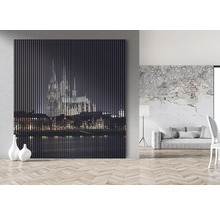 Panou decorativ de perete cu motiv Domul din Köln într-un spațiu de locuit luminos