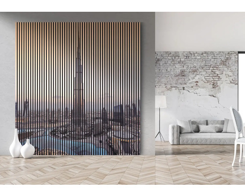 Cameră de zi cu element decorativ din lamele de lemn și motiv cu orizontul orașului