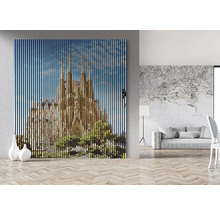 Cameră de zi cu imagine decorativă a Sagrada Familia cu lamele din lemn