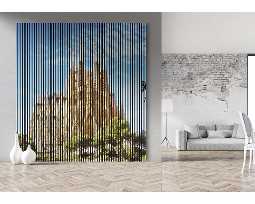 Cameră de zi cu imagine decorativă a Sagrada Familia cu lamele din lemn