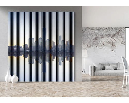 Panou decorativ de perete cu motiv de orizont urban într-un spațiu de locuit modern