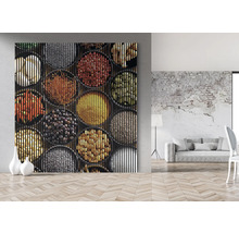 Panou de perete cu model de condimente într-un apartament.