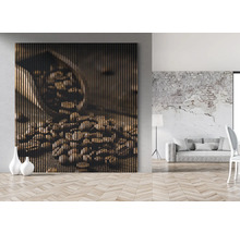 Panou decorativ de perete cu motiv de boabe de cafea într-un spațiu de locuit modern.