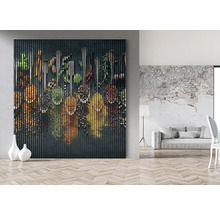 Panou de perete cu motiv de condimente într-un apartament mobilat modern.