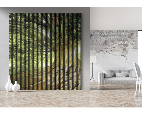 Cameră cu decor de perete cu lamele din lemn, cu vedere la copac